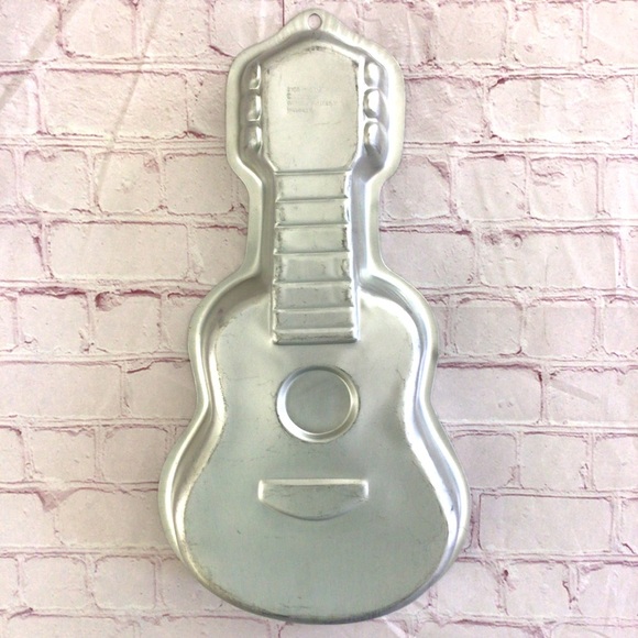 Wilton Other - Vintage 2000 Wilton Acoustic Guitar Aluminum Cake Pan 2105-570